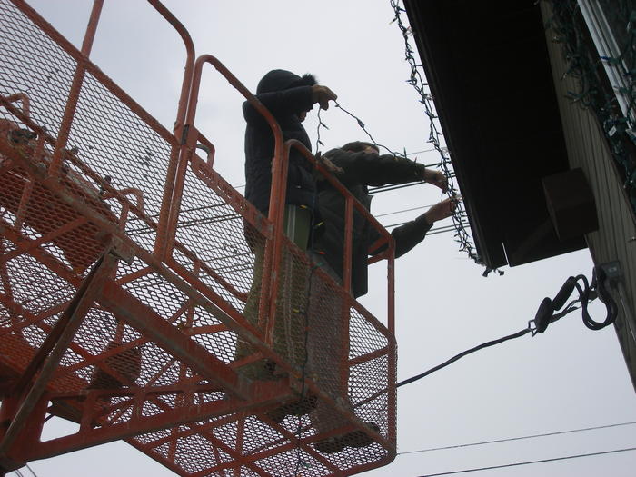 Mike & Heather putting up more lights!